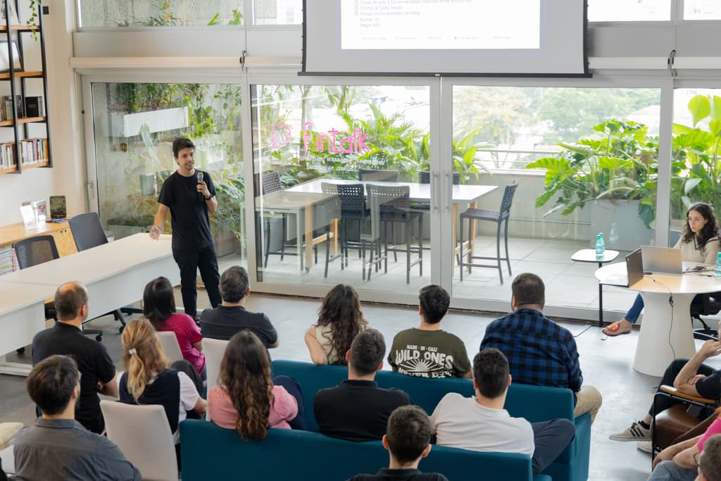 Equipe Fintalk em reunião all-hands